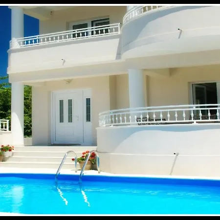 Bella By The Sea - Heated Pool, Jacuzzi, Sauna *