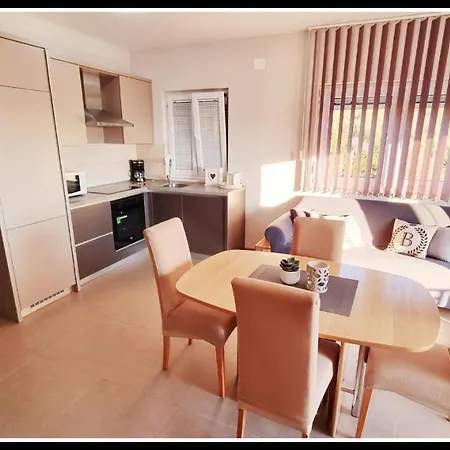 Bella By The Sea - Heated Pool, Jacuzzi, Sauna