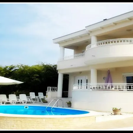 Bella By The Sea - Heated Pool, Jacuzzi, Sauna