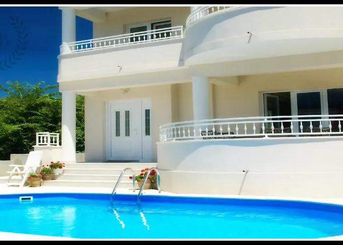 Bella By The Sea - Heated Pool, Jacuzzi, Sauna *